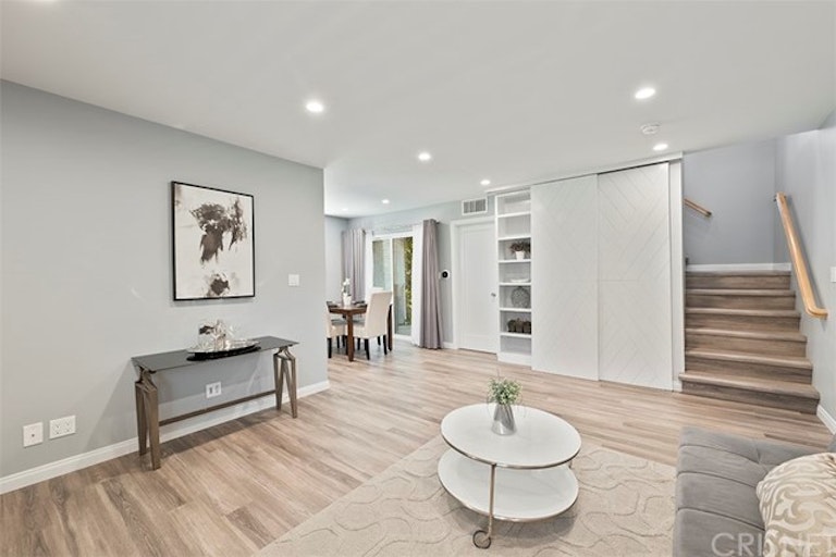 Photo 2 of 22 - 250 W Spazier Ave #201, Burbank, CA 91502