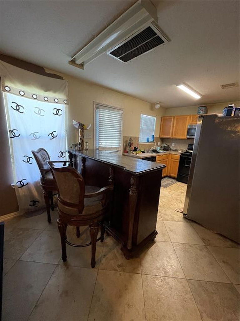 Photo 4 of 13 - 4114 Mistissin Ln, Houston, TX 77053