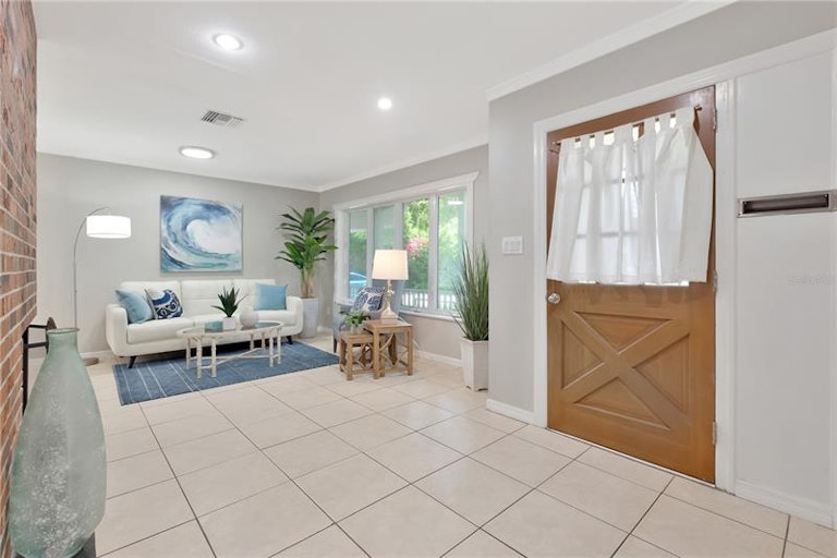 Photo 5 of 52 - 2302 S Arrawana Ave, Tampa, FL 33629