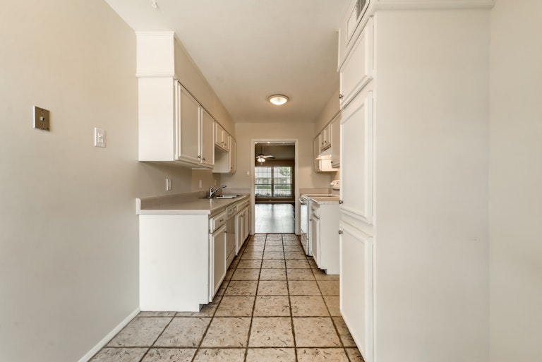 Photo 10 of 32 - 13740 Flagstone Ln, Dallas, TX 75240
