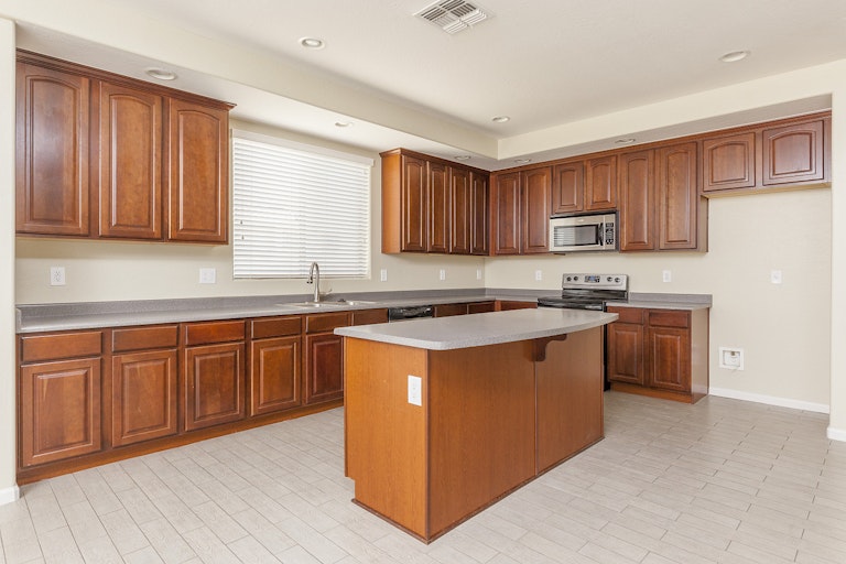 Photo 5 of 29 - 15844 W Desert Mirage Dr, Surprise, AZ 85379