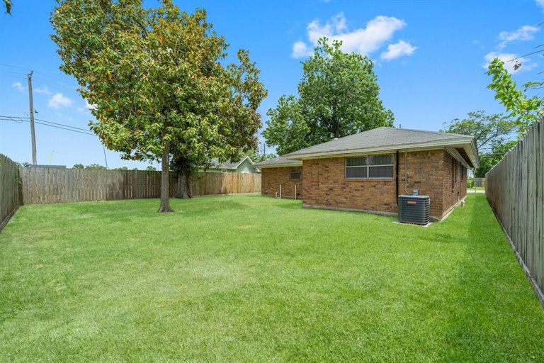 Photo 25 of 25 - 302 E 40th 1/2 St, Houston, TX 77018