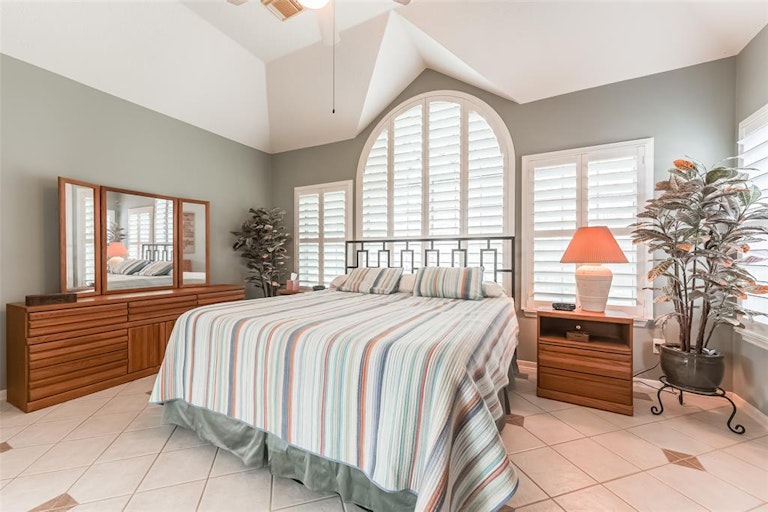 Photo 14 of 26 - 9811 Therrell Dr, Houston, TX 77064
