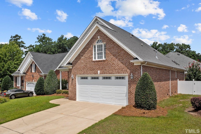 Photo 2 of 30 - 631 E Lakota Dr, Fuquay Varina, NC 27526