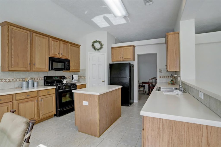 Photo 12 of 31 - 4911 Falling Oak Ct, Pasadena, TX 77505