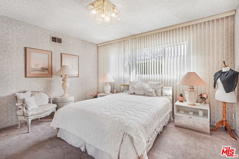Photo 17 of 23 - 18116 Chardon Cir, Encino, CA 91316