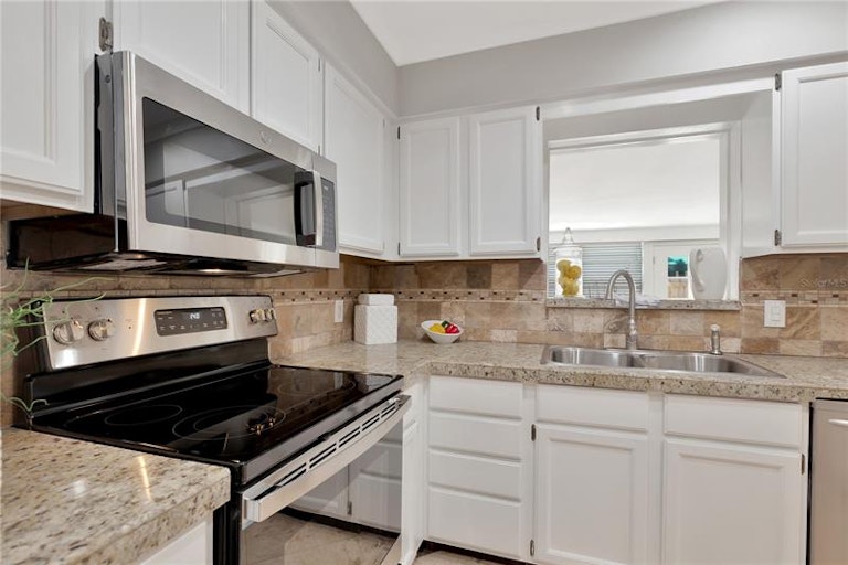 Photo 16 of 52 - 2302 S Arrawana Ave, Tampa, FL 33629