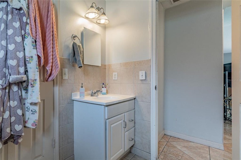 Photo 25 of 40 - 8107 N Lois Ave, Tampa, FL 33614