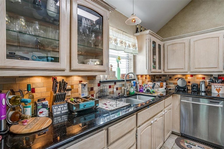 Photo 10 of 40 - 509 Arbor Lawn Dr, Burleson, TX 76028