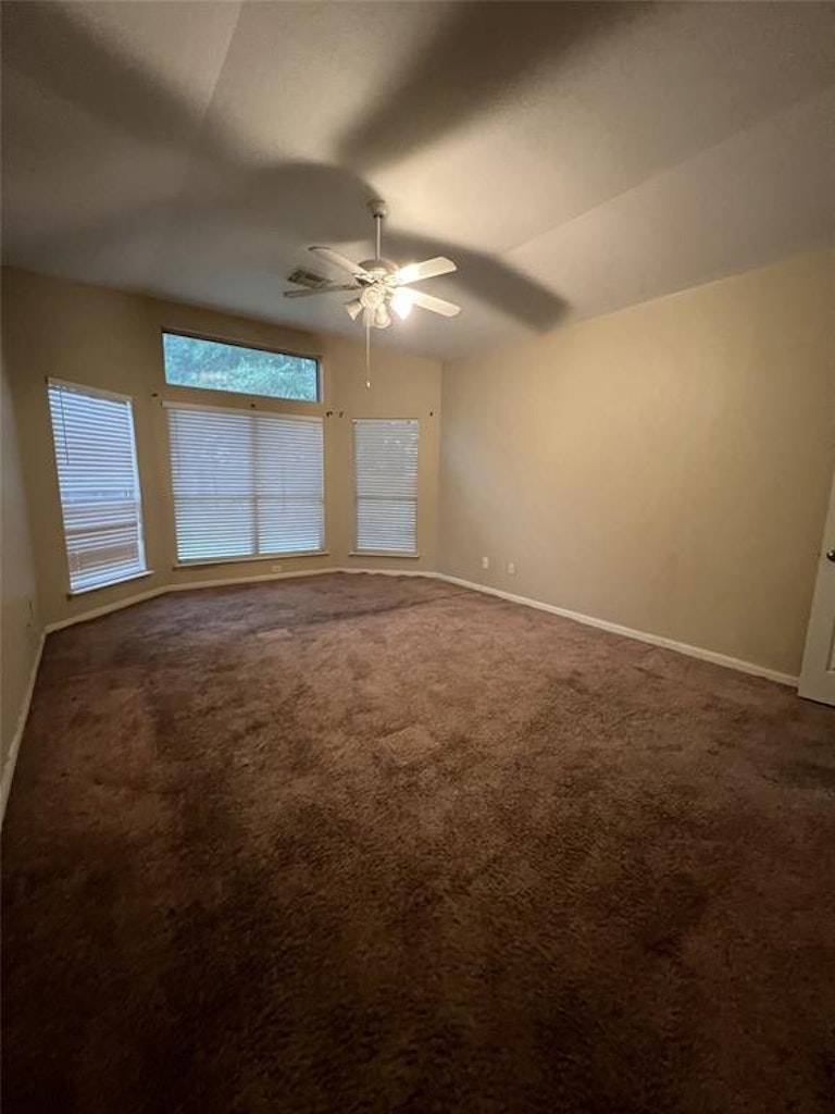 Photo 23 of 31 - 15035 Summer Knoll Ln, Houston, TX 77044