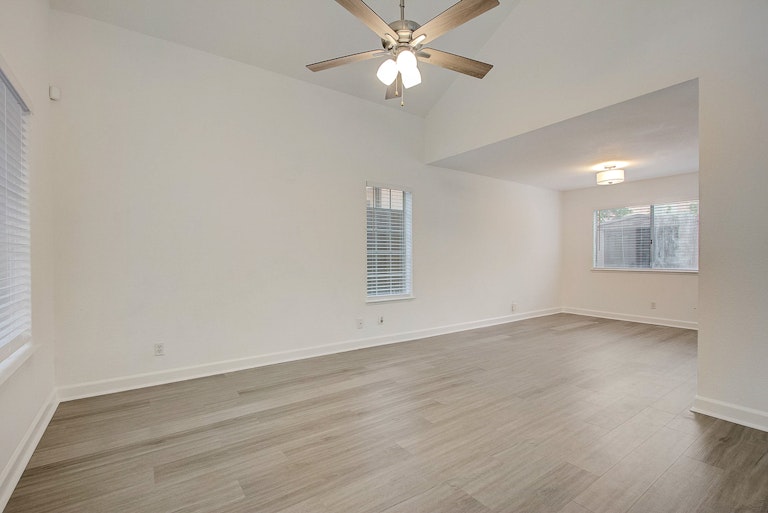 Photo 12 of 35 - 4052 Tawny Meadow Way, Antelope, CA 95843