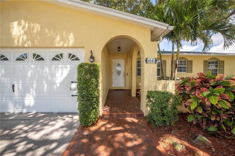 Photo 4 of 47 - 6041 16th Ln NE, Saint Petersburg, FL 33703