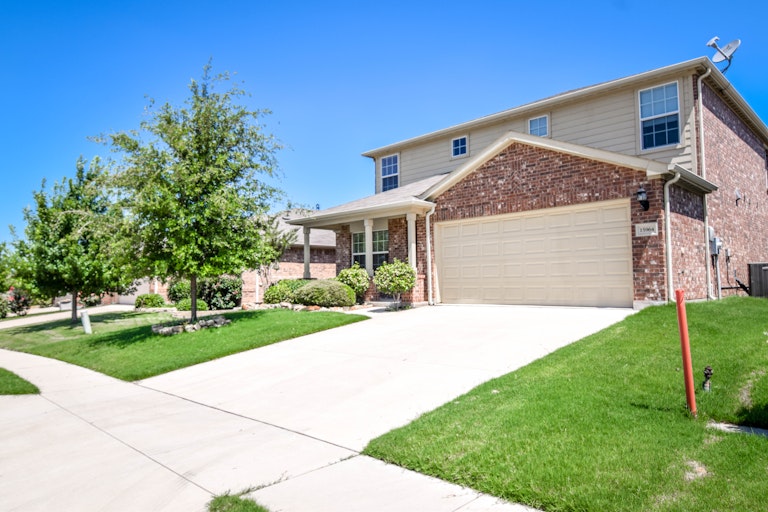 Photo 6 of 37 - 15964 Avenel Way, Fort Worth, TX 76177