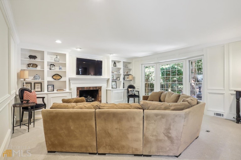 Photo 10 of 41 - 1005 Redstone Ln, Atlanta, GA 30338