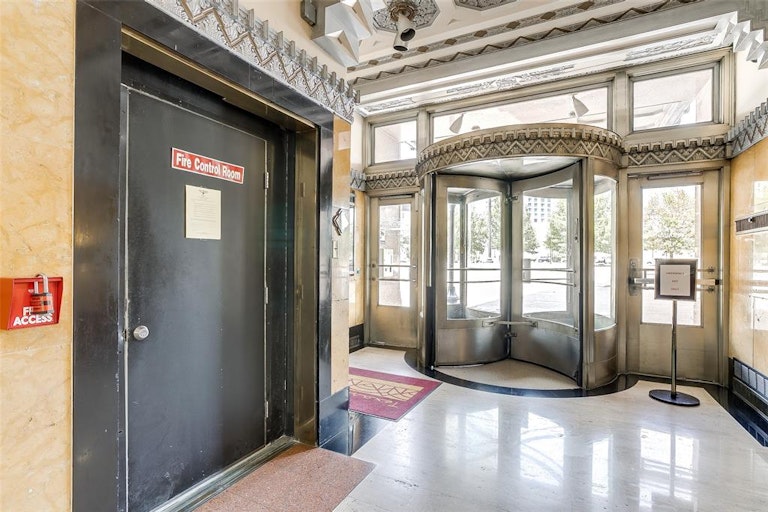 Photo 20 of 30 - 221 W Lancaster Ave #7010, Fort Worth, TX 76102