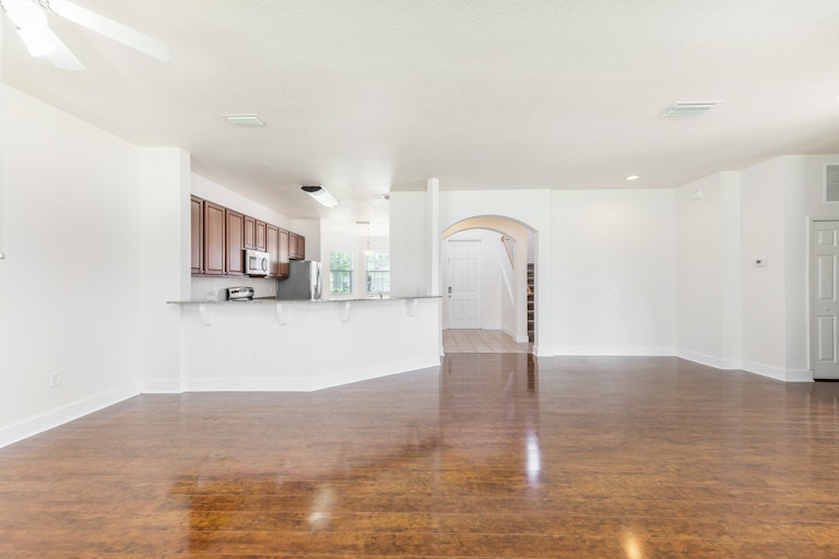 Photo 5 of 17 - 8443 Carriage Pointe Dr, Gibsonton, FL 33534