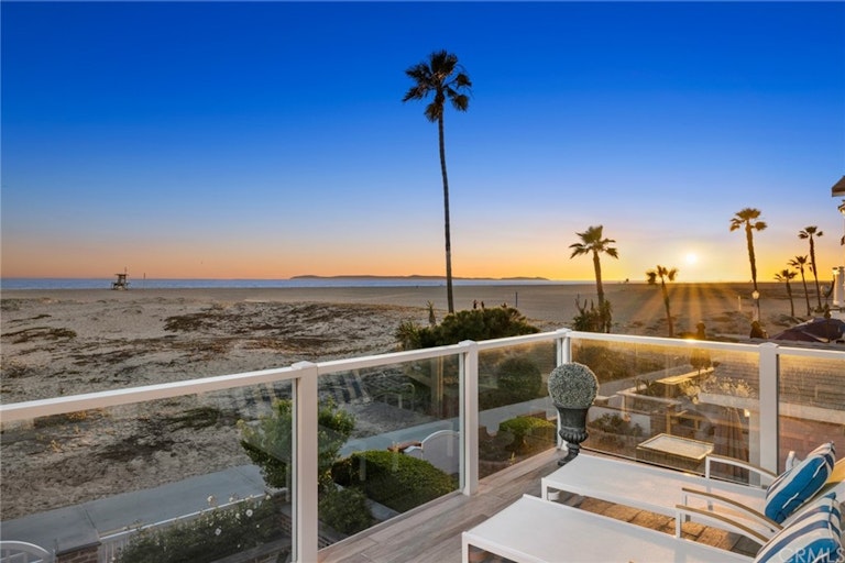 Photo 3 of 28 - 308 E Oceanfront, Newport Beach, CA 92661