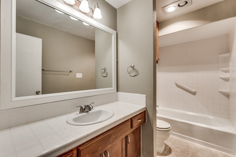 Photo 17 of 19 - 2117 Lea Meadow Cir, Corinth, TX 76208