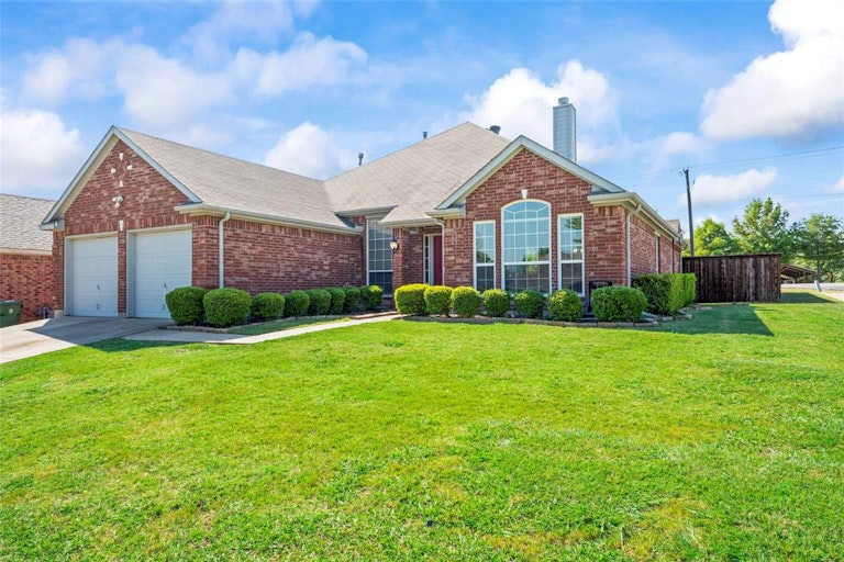 Photo 2 of 39 - 318 Fort Edward Dr, Arlington, TX 76002