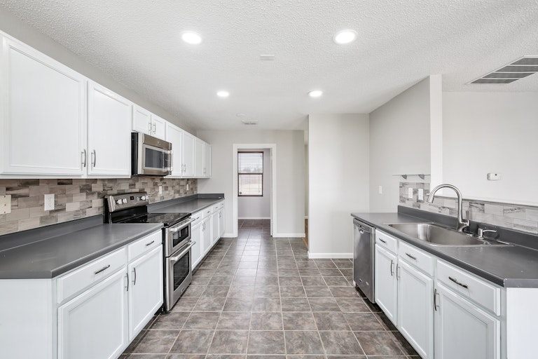 Photo 6 of 32 - 1300 Anna Lea Ln, Burleson, TX 76028