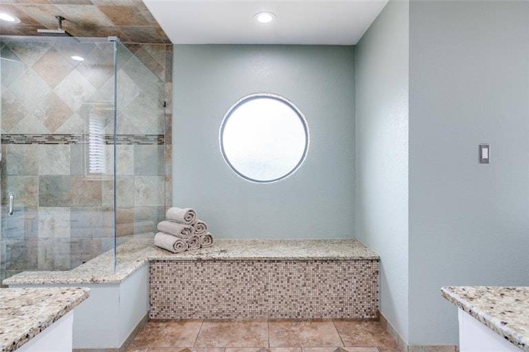 Photo 20 of 27 - 3825 Edgewater Dr, Bedford, TX 76021