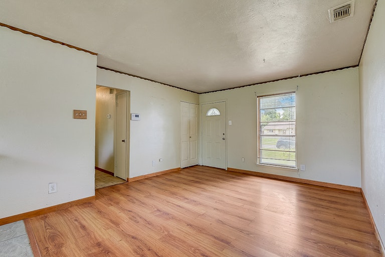 Photo 33 of 36 - 6363 Godfrey Ave, Dallas, TX 75217