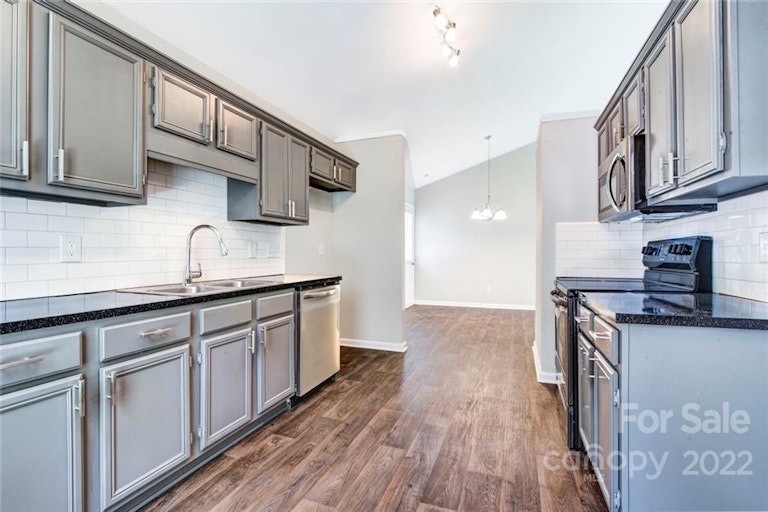 Photo 7 of 18 - 7731 Ivy Hollow Dr, Charlotte, NC 28227
