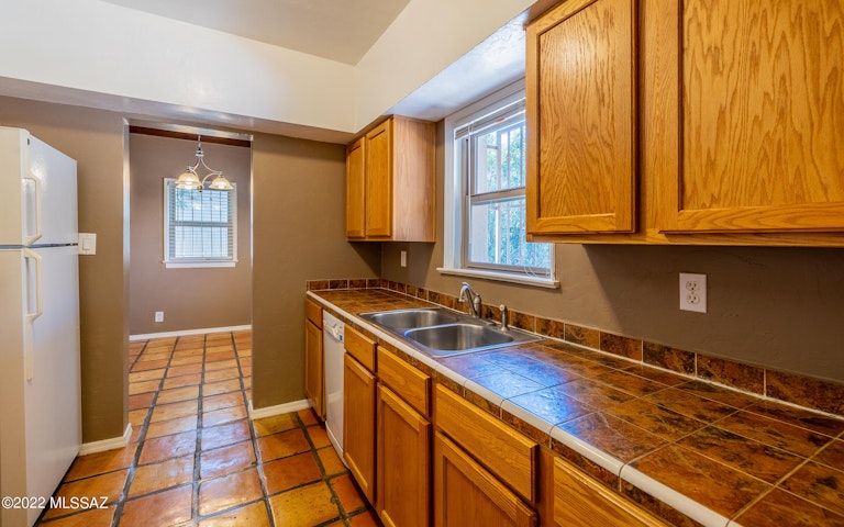 Photo 14 of 41 - 1221 N Tucson Blvd, Tucson, AZ 85716