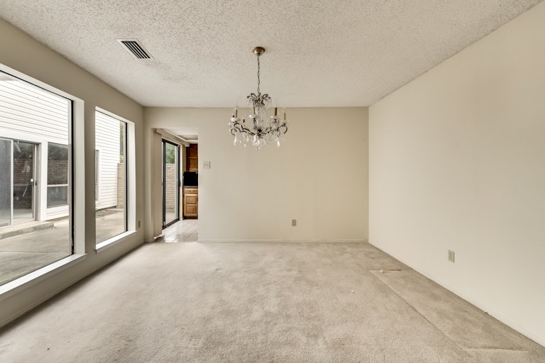 Photo 4 of 28 - 718 Cliffwood Cir, Duncanville, TX 75116