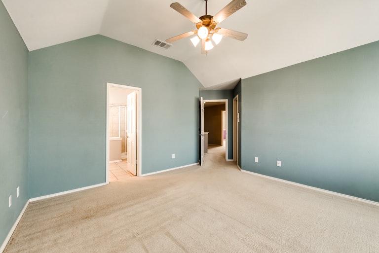 Photo 4 of 33 - 9909 Chadbourne Rd, Fort Worth, TX 76244