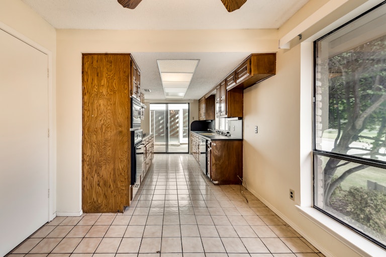 Photo 16 of 28 - 718 Cliffwood Cir, Duncanville, TX 75116