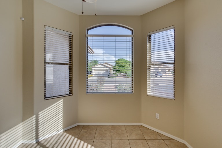 Photo 8 of 25 - 6609 W Lawrence Ln, Glendale, AZ 85302