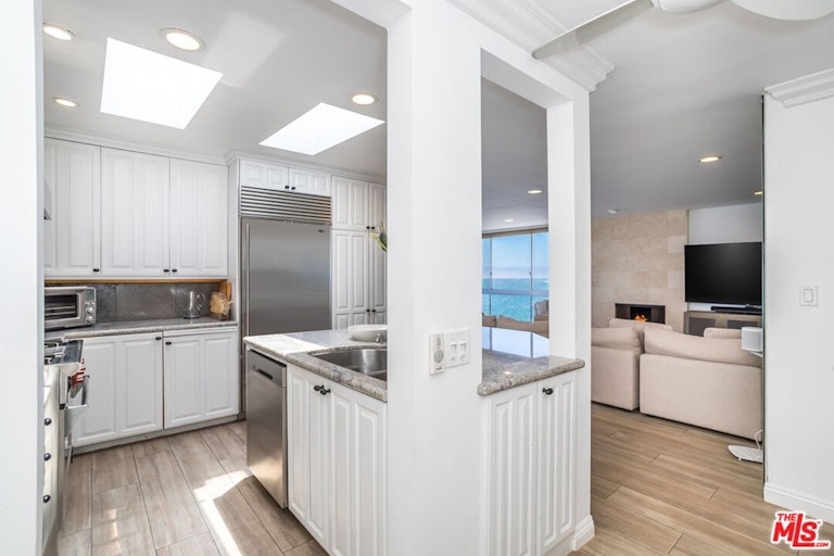 Photo 10 of 28 - 22548 Pacific Coast Hwy #410, Malibu, CA 90265