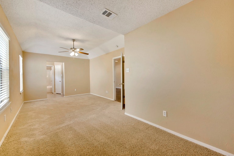 Photo 12 of 25 - 419 Thorn Wood Dr, Euless, TX 76039