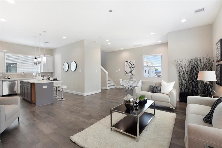 Photo 5 of 34 - 8313 Brecha Ln, Houston, TX 77055