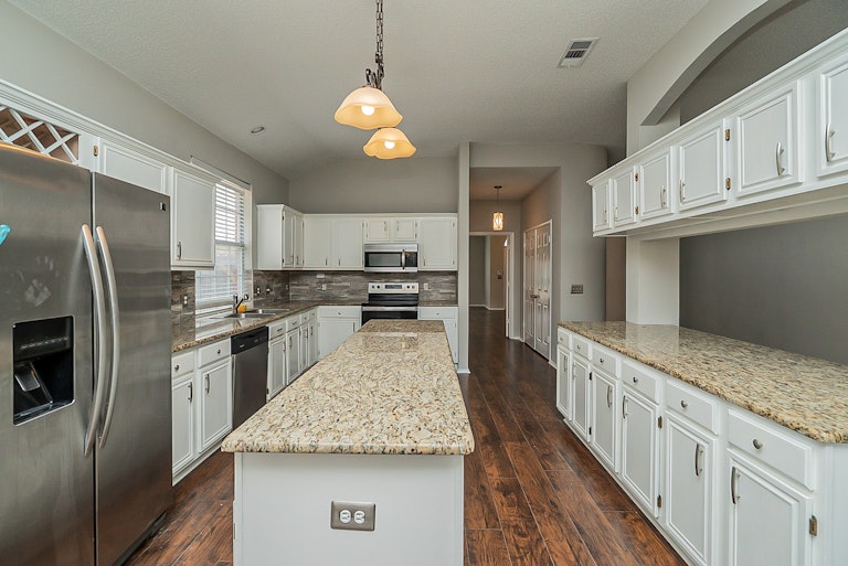 Photo 4 of 47 - 1309 Woodthorpe Dr, Mesquite, TX 75181