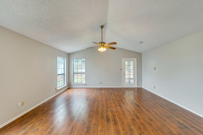 Photo 4 of 29 - 2553 Forest Creek Dr, Fort Worth, TX 76123