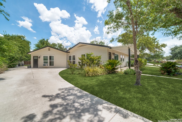 Photo 2 of 27 - 837 Canterbury Hill St, San Antonio, TX 78209
