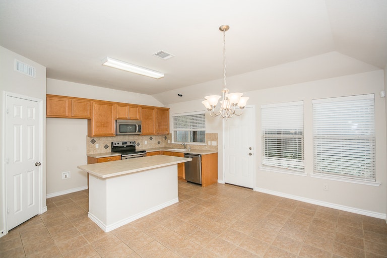 Photo 5 of 27 - 6076 Cedar Glen Dr, Grand Prairie, TX 75052