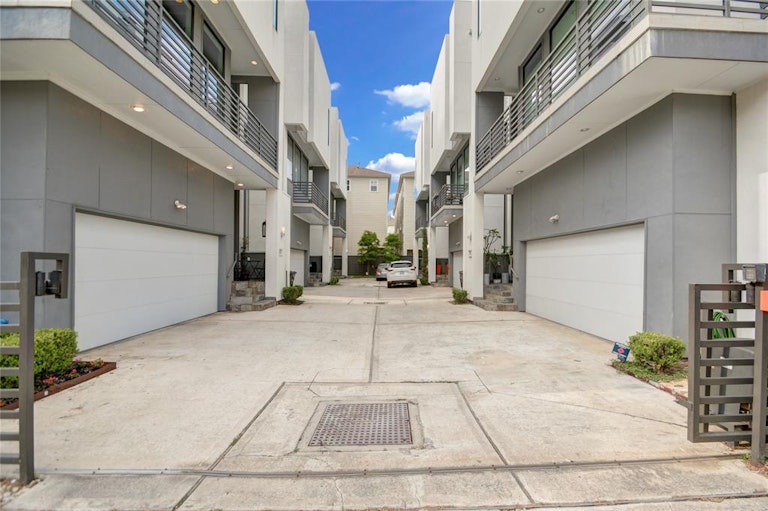 Photo 4 of 49 - 5638 Petty St Unit C, Houston, TX 77007