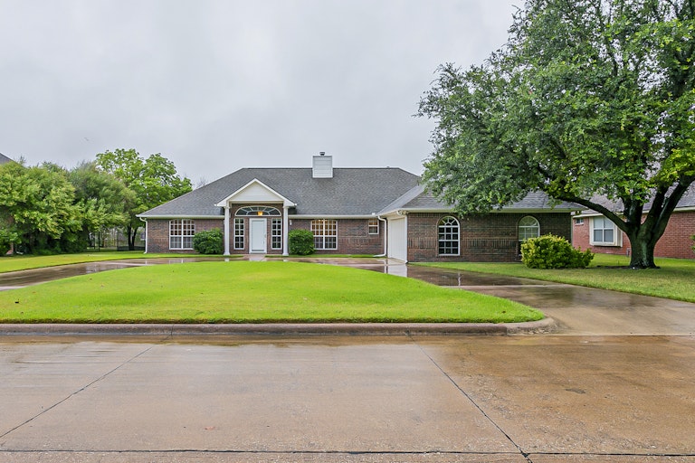 Photo 1 of 28 - 124 Hummingbird Ln, Justin, TX 76247