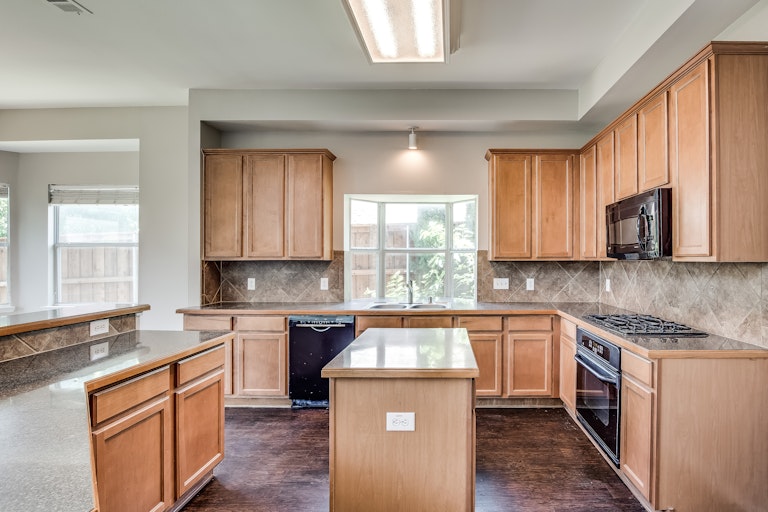 Photo 4 of 36 - 6400 Sidney Ln, McKinney, TX 75070