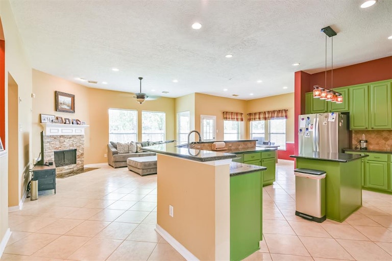 Photo 12 of 41 - 3111 Genessee Creek Ln, Friendswood, TX 77546