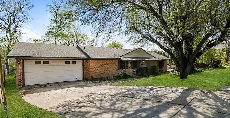 Photo 2 of 30 - 922 SE 5th St, Grand Prairie, TX 75051