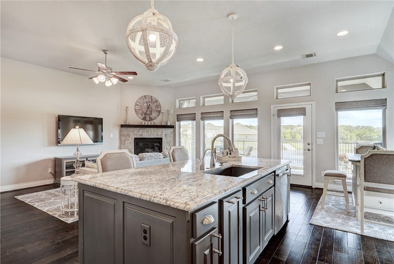 Photo 17 of 40 - 313 La Grotta Ln, Georgetown, TX 78628