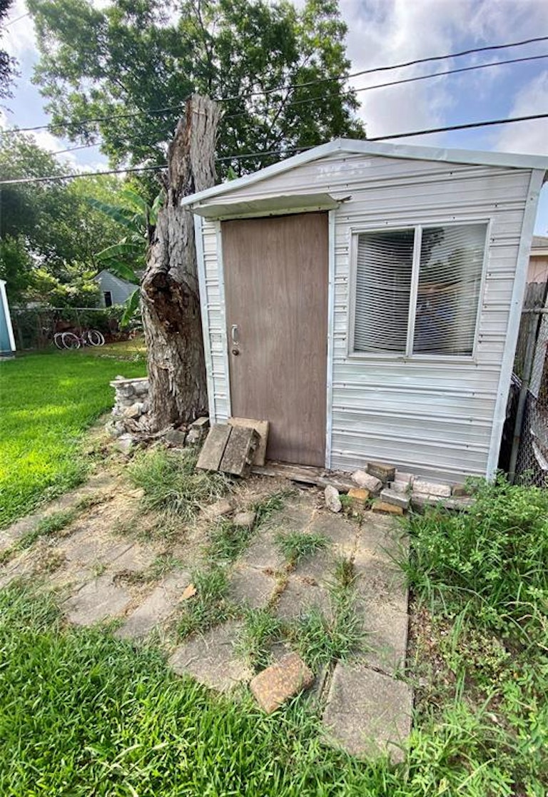 Photo 5 of 14 - 6722 Kernel St, Houston, TX 77087
