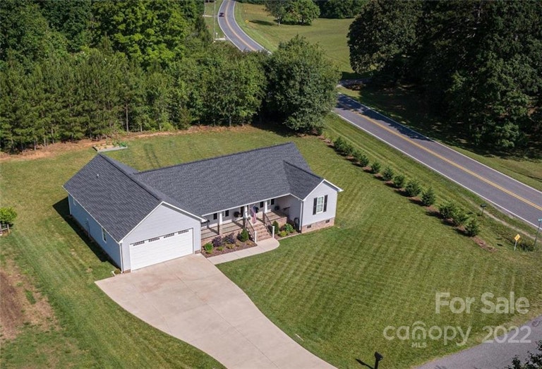 Photo 3 of 31 - 110 Westover Dr, Lincolnton, NC 28092