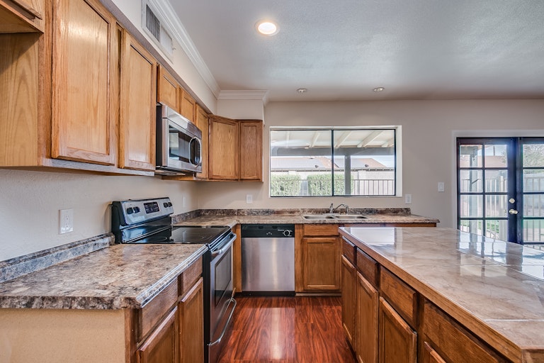 Photo 9 of 31 - 2734 W Charleston Ave, Phoenix, AZ 85053
