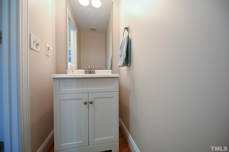 Photo 16 of 40 - 142 Mill Branch Cir, Fuquay Varina, NC 27526