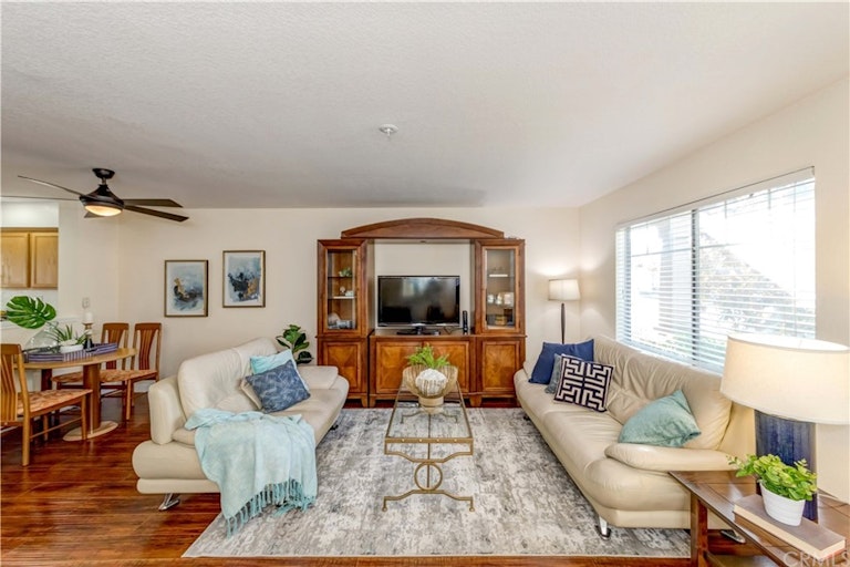 Photo 4 of 46 - 880 E Chestnut St, Anaheim, CA 92805
